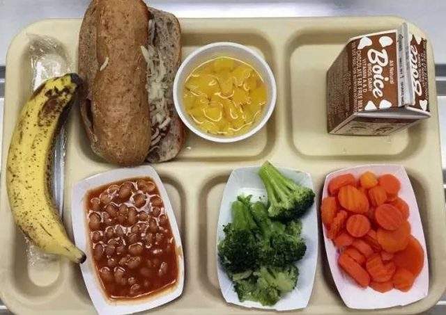 美国学校免费午餐.jpg